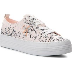 Tenisówki CALVIN KLEIN JEANS - Zolah RE9795 Pink. Różowe półbuty damskie marki Calvin Klein Jeans, bez wzorów, z jeansu, bez obcasa, na płaskiej podeszwie, bez zapięcia. W wyprzedaży za 299,00 zł.