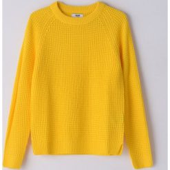 Sweter o klasycznym kroju -. Swetry damskie Cropp, s, bez wzorów, klasyczne, bez rękawów, bez kaptura. Za 59,99 zł.