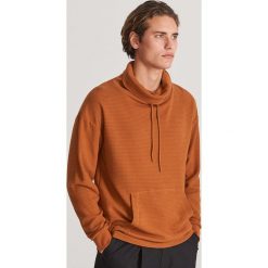 Bluza ze strukturalnej dzianiny - Brązowy. Pomarańczowe bluzy męskie Reserved, xl, bez wzorów, z dzianiny, bez kołnierzyka, bez rękawów, bez kaptura. W wyprzedaży za 59,99 zł.