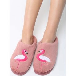 Różowe Kapcie Snowy Egret. Czerwone kapcie damskie marki Born2be, z materiału. Za 39,99 zł.