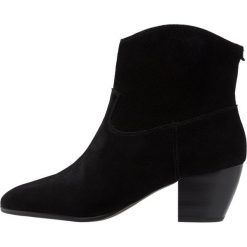 MICHAEL Michael Kors AVERY Botki black. Czarne botki damskie skórzane marki MICHAEL Michael Kors, przed kolano, na wysokim obcasie. Za 899,00 zł.