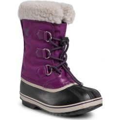 Śniegowce SOREL - Yoot Pac Nylon NY1962 Wild Iris/Dark Plum 594. Fioletowe kozaki damskie Sorel, z gumy, bez obcasa, bez zapięcia. W wyprzedaży za 249,00 zł.