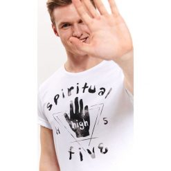 T-shirt z nadrukiem. Białe t-shirty męskie Top Secret, na lato, xl, z nadrukiem, z bawełny, z okrągłym kołnierzem, krótkie. W wyprzedaży za 9,99 zł.