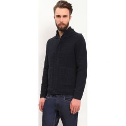 SWETER DŁUGI RĘKAW MĘSKI Z GUZIKIEM, Z ZAMKIEM. Niebieskie swetry męskie Top Secret, m, bez wzorów, z dzianiny, eleganckie, z kapturem, z kapturem. W wyprzedaży za 59,99 zł.