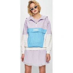 Tommy Jeans - Kurtka. Fioletowe kurtki damskie Tommy Jeans, s, bez wzorów, z elastanu, krótkie. W wyprzedaży za 399,90 zł.