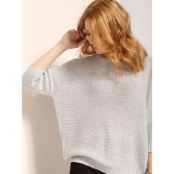 SWETER DŁUGI RĘKAW DAMSKI Z ZAMKIEM LUŹNY. Białe swetry damskie Top Secret, na lato, bez wzorów, z długim rękawem, długie, bez kaptura. W wyprzedaży za 49,99 zł.