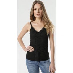 Czarny Top Leyre. Czarne bluzki damskie Born2be, s, bez wzorów, z dzianiny, bez kołnierzyka, bez rękawów. Za 39,99 zł.