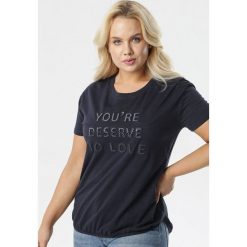 Granatowy T-shirt Saphalirea. Niebieskie bluzki damskie Born2be, xl, z napisami, z okrągłym kołnierzem, z krótkim rękawem. Za 49,99 zł.