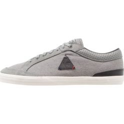 Le coq sportif FERETCRAFT 2 TONES REFLECTIVE Tenisówki i Trampki grey denim/black. Szare trampki męskie marki le coq sportif, ze skóry ekologicznej. W wyprzedaży za 215,20 zł.