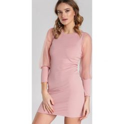 Jasnoróżowa Sukienka Mireya. Różowe sukienki damskie Renee, s, bez wzorów, z dzianiny, klasyczne, z okrągłym kołnierzem, z długim rękawem, długie, mini, dopasowane. Za 79,99 zł.