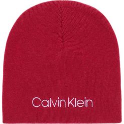 Calvin Klein Classic Czapka Czerwony. Czerwone czapki damskie z wiskozy. Za 169,95 zł.