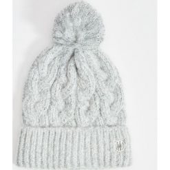 Czapka z pomponem - Jasny szary. Szare czapki damskie Mohito, bez wzorów. Za 39,99 zł.