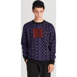 Sweter z napisami all over - Fioletowy. Fioletowe swetry męskie Cropp, s, z napisami, bez kołnierzyka, bez kaptura. Za 99,99 zł.