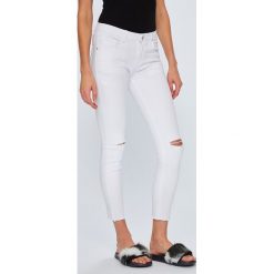 Answear - Jeansy. Białe jeansy damskie rurki marki ANSWEAR, s, z elastanu. W wyprzedaży za 89,90 zł.