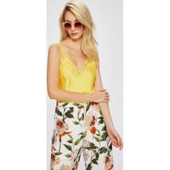 Answear - Top. Żółte bluzki damskie ANSWEAR, s, bez wzorów, z poliesteru, casualowe, bez kołnierzyka, bez rękawów. W wyprzedaży za 59,90 zł.