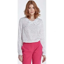 Bluzka z Kokardką przy Dekolcie Wzór - Łączka. Szare bluzki damskie Molly.pl, xl, z tkaniny, eleganckie, z kokardą, z długim rękawem. Za 104,90 zł.