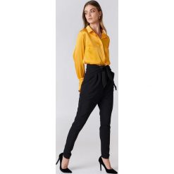 Spodnie z wysokim stanem: NA-KD Trend Eleganckie spodnie z wiązaniem – Black