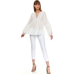 Bluzka damska z bufkami z tkaniny plumetti. Białe bluzki damskie Top Secret, z aplikacjami, z tkaniny, eleganckie, bez kołnierzyka, z długim rękawem. W wyprzedaży za 69,99 zł.