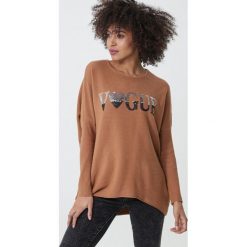 Brązowy Sweter Macfarlane. Pomarańczowe swetry damskie Born2be, xl, z aplikacjami, z dzianiny, bez rękawów, bez kaptura. Za 109,99 zł.