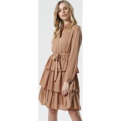Ciemnobeżowa Sukienka Greene. Brązowe sukienki dziewczęce Born2be, w paski, eleganckie, bez rękawów, długie, mini, koszulowe. Za 129,99 zł.