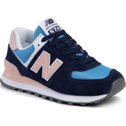Sneakersy NEW BALANCE - WL574WND Granatowy Kolorowy. Niebieskie półbuty damskie New Balance, na co dzień, bez wzorów, z zamszu, bez obcasa, na płaskiej podeszwie, bez zapięcia. W wyprzedaży za 269,00 zł.