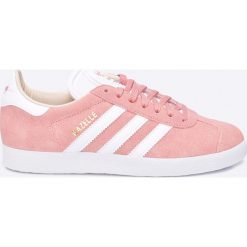 Adidas Originals - Buty. Różowe buty sportowe damskie adidas Originals, bez wzorów, ze skóry, sportowe. W wyprzedaży za 299,90 zł.