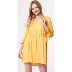 Żółta Sukienka Populate. Żółte sukienki damskie Born2be, na imprezę, s, bez wzorów, bez kołnierzyka, bez rękawów, mini, rozkloszowane. Za 69,99 zł.