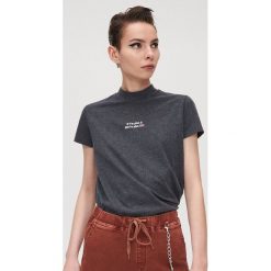 Bluzka basic ze stójką - Szary. Szare bluzki damskie Cropp, s, bez wzorów, ze stójką, bez rękawów. W wyprzedaży za 23,99 zł.