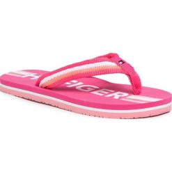 Japonki TOMMY HILFIGER - Maxi Lettering Print Flip Flop T3A0-30669-0058 S Fuchsia 313. Różowe sandały dziewczęce TOMMY HILFIGER, ze skóry ekologicznej, bez zapięcia. Za 129,00 zł.