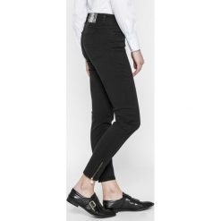 Trussardi Jeans - Jeansy 105. Czarne jeansy damskie rurki marki Trussardi Jeans, z bawełny. W wyprzedaży za 479,90 zł.