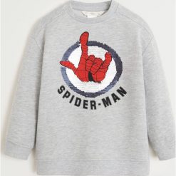 Mango Kids - Bluza dziecięca Spiders 110-152 cm. Szare bluzy chłopięce Mango Kids, z nadrukiem, z bawełny, bez rękawów, bez kaptura. Za 89,90 zł.