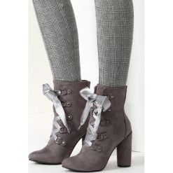 Szare Botki Tremendous Trend. Szare botki damskie vices, z satyny, eleganckie, na wysokim obcasie, na słupku, bez zapięcia. Za 99,99 zł.