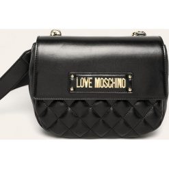 Love Moschino - Torebka. Czarne listonoszki damskie Love Moschino, w paski, ze skóry ekologicznej, na ramię, małe, pikowane, bez dodatków. W wyprzedaży za 499,90 zł.