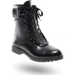 CZARNE TRAPERY VERSACE JEANS. Czarne buty trekkingowe męskie Versace Jeans, z jeansu, przed kolano, na zamek. Za 699,50 zł.