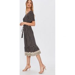 Answear Lab - Sukienka. Czarne sukienki damskie Answear Lab, na co dzień, s, bez wzorów, z wiskozy, casualowe, z okrągłym kołnierzem, z krótkim rękawem, krótkie, midi, rozkloszowane. Za 149,90 zł.