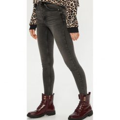 Jeansy high waist - Szary. Szare jeansy damskie Cropp, bez wzorów, z jeansu, z podwyższonym stanem. Za 119,99 zł.