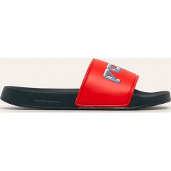 Pepe Jeans - Klapki Archive. Czerwone kapcie męskie Pepe Jeans, z jeansu, bez zapięcia. Za 119,90 zł.