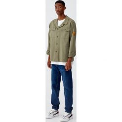 Koszula wierzchnia worker w kolorze khaki. Brązowe koszule męskie Pull&Bear, m, bez wzorów, bez kołnierzyka, z długim rękawem. Za 109,00 zł.