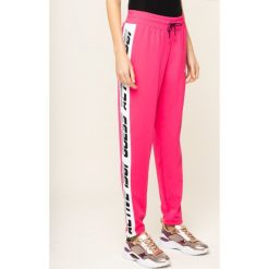 Spodnie dresowe Guess Sideband O01A08 FL032. Różowe spodnie damskie Guess, xs, z elastanu. W wyprzedaży za 239,00 zł.