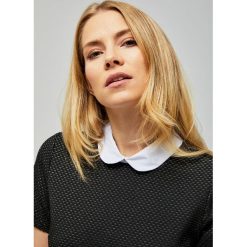 Sukienka o wyraźnej fakturze. Sukienki damskie Moodo, xs, bez wzorów, bez kołnierzyka, bez rękawów. Za 59,99 zł.