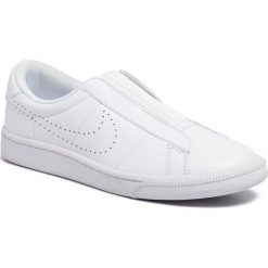 Buty NIKE - Tennis Classic Ease 896504 100 White/White/Black. Białe buty sportowe damskie Nike, bez wzorów, ze skóry, sportowe, tenisowe. W wyprzedaży za 299,00 zł.