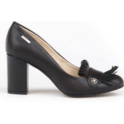 Czółenka z frędzlami - skóra naturalna - model 043 - kolor czarny. Czarne czółenka damskie Zapato, na co dzień, bez wzorów, z jeansu, z okrągłym noskiem, bez obcasa, na obcasie. Za 319,00 zł.
