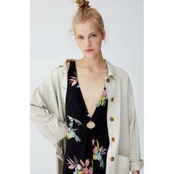 Krótki kombinezon z wycięciem przy dekolcie. Czarne kombinezony damskie Pull&Bear, na imprezę, bez wzorów, bez kołnierzyka, z krótkim rękawem, krótkie. Za 49,90 zł.