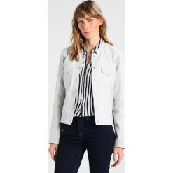 Maze MADERA Kurtka skórzana white. Białe kurtki damskie marki Maze, m, bez wzorów, ze skóry, bez kaptura. W wyprzedaży za 503,40 zł.