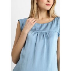 Bluzki damskie: Paulina SOMETHING BETWEEN Bluzka light blue