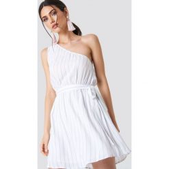 Schanna x NA-KD Sukienka na jedno ramię - White. Białe sukienki na komunię marki Schanna x NA-KD. Za 161,95 zł.