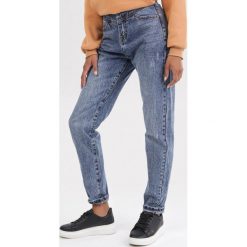 Niebieskie Jeansy Mom Fit Marylodia. Niebieskie jeansy damskie Born2be. Za 109,99 zł.
