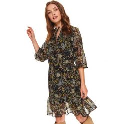 Sukienka damska z nadrukiem. Czarne sukienki damskie Top Secret, na co dzień, na jesień, z nadrukiem, eleganckie, bez kołnierzyka, bez rękawów. Za 169,99 zł.