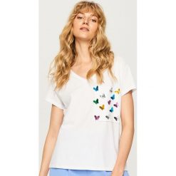 T-shirt z ozdobną kieszonką - Kremowy. Białe t-shirty damskie Reserved, l. Za 59,99 zł.