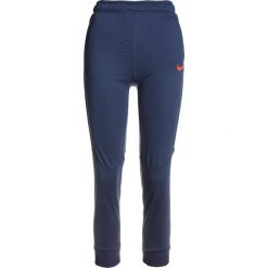 Nike Performance DRY PANT TAPER Spodnie treningowe thunder blue/hyper crimson. Niebieskie spodnie chłopięce Nike Performance, z materiału. W wyprzedaży za 135,15 zł.